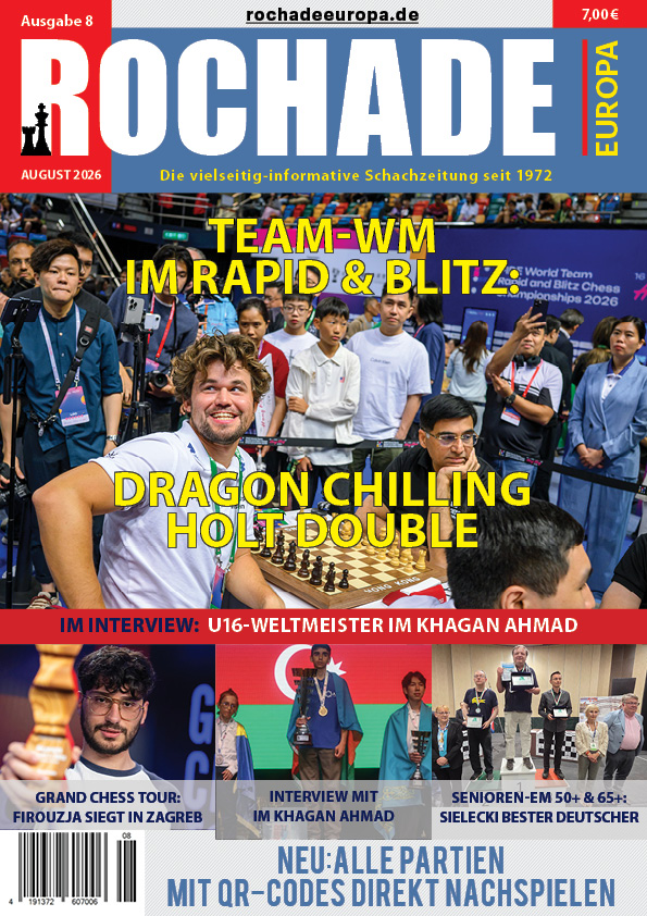 Rochade Europa August 2026 Cover der Schachzeitung ‚Rochade Europa‘ (August 2026): Szene von der Team-WM im Rapid & Blitz mit einem lächelnden Spieler am Schachtisch, Gegner, Zuschauer im Hintergrund und großen Titelzeilen wie ‚Dragon Chilling Holt Double‘.