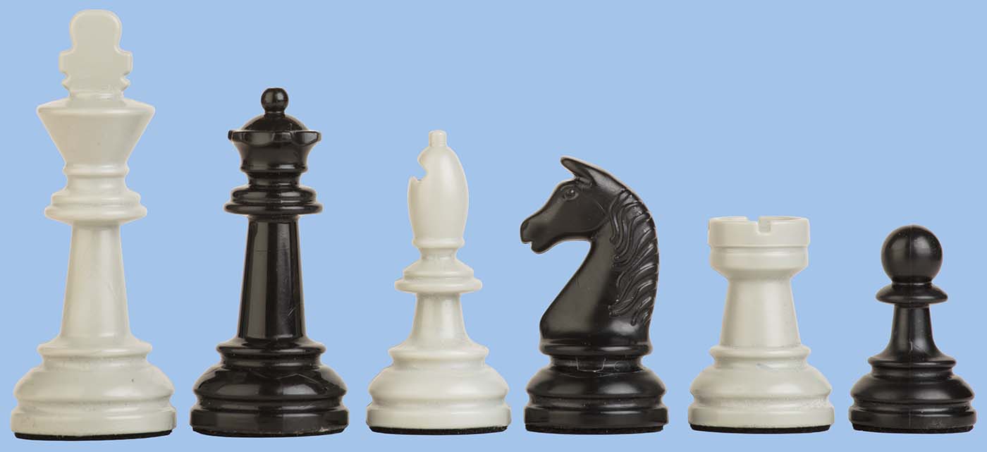 Schachfiguren 2030 hellgrau / schwarz - Polybeutel Nahaufnahme von schwarzen und weißen Kunststoff-Schachfiguren in einer Reihe: König, Dame, Läufer, Springer, Turm und Bauer vor hellblauem Hintergrund