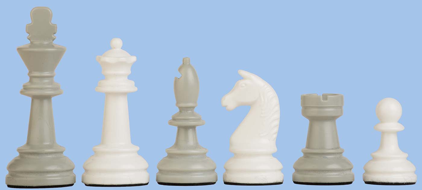 Schachfiguren 2030 weiß / hellgrau – Stoffsäckchen Nahaufnahme von sechs Schachfiguren eines Sets in Weiß und Grau (König, Dame, Läufer, Springer, Turm, Bauer) auf hellblauem Hintergrund, rutschfeste Filzsohlen sichtbar