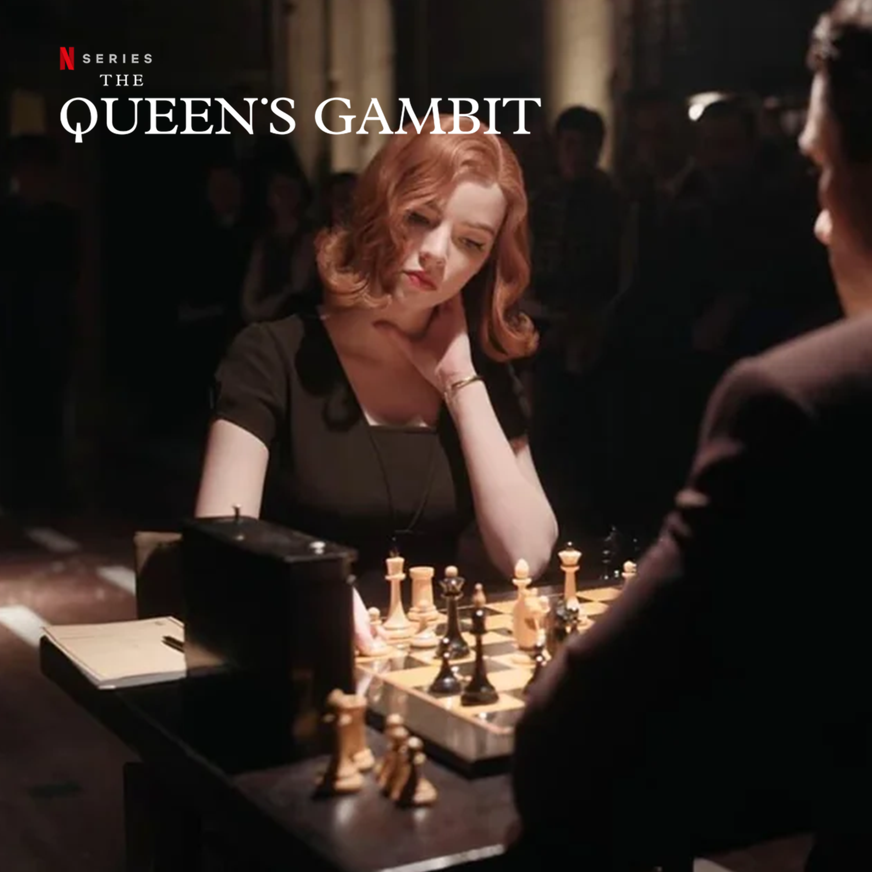 Schachset Queen´s Gambit de Luxe Frau spielt Schach unter warmem Licht