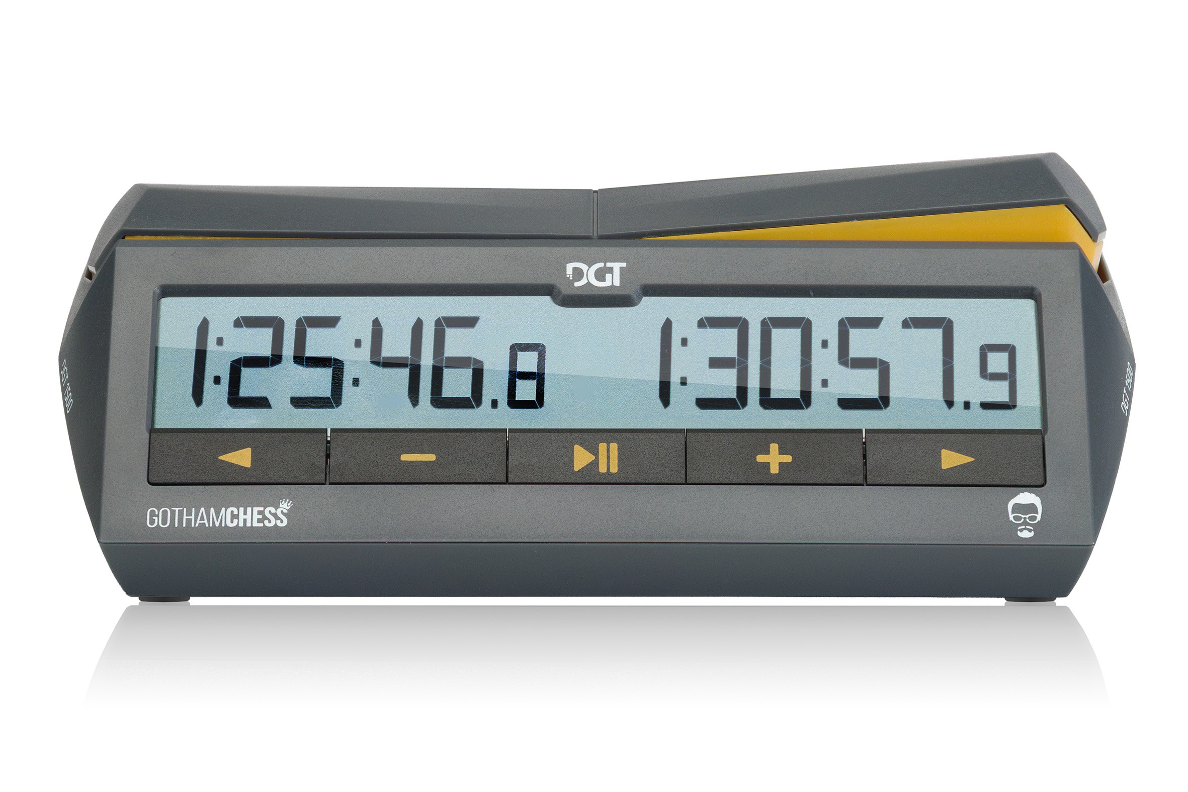Schachuhr DGT 1500 Gotham Chess Frontansicht einer GothamChess DGT Digital-Schachuhr mit zweizeitigem LCD-Display, Bedienknöpfen (Pfeil, Pause, Plus) und gelber Anzeigeleiste, graues Gehäuse