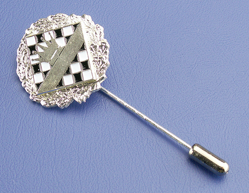 Anstecknadel-Dame-Silber Nahaufnahme silberner Stecknadel auf blauem Grund