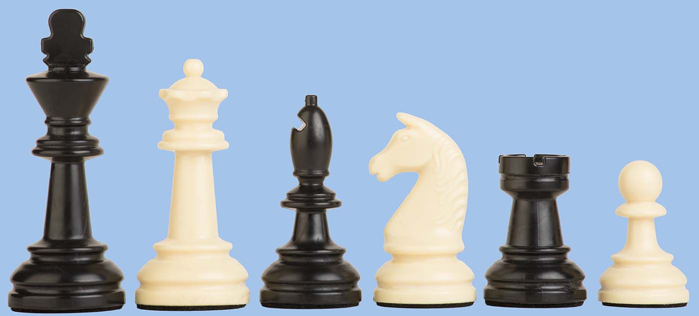 Nahaufnahme von sechs Schachfiguren im Staunton-Stil (König, Dame, Läufer, Springer, Turm, Bauer) aus Kunststoff in Schwarz und Weiß vor einfarbigem blauem Hintergrund, Produktdetail für Online-Shop