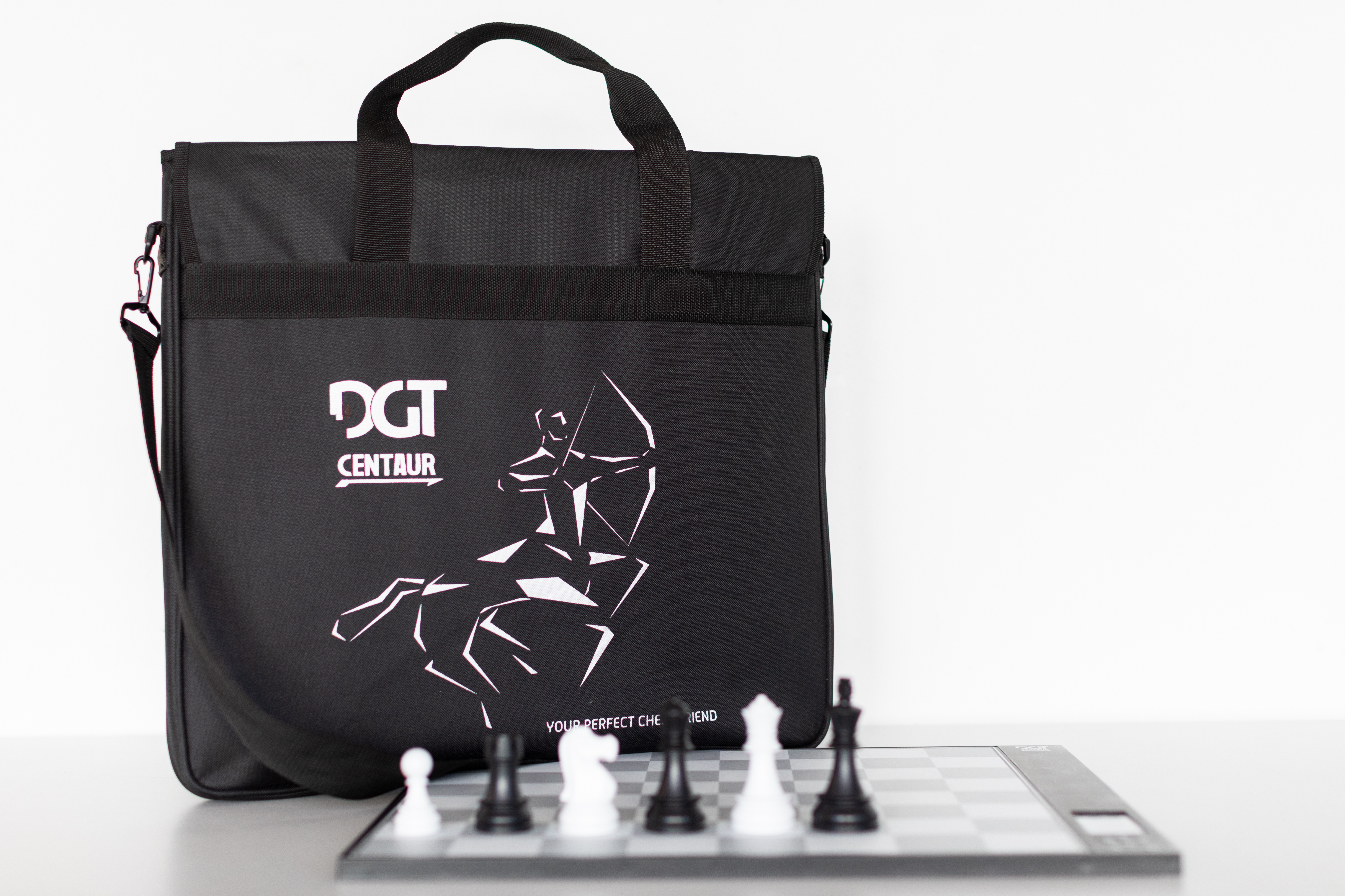 Schwarze DGT Centaur Tragetasche mit Schachbrett