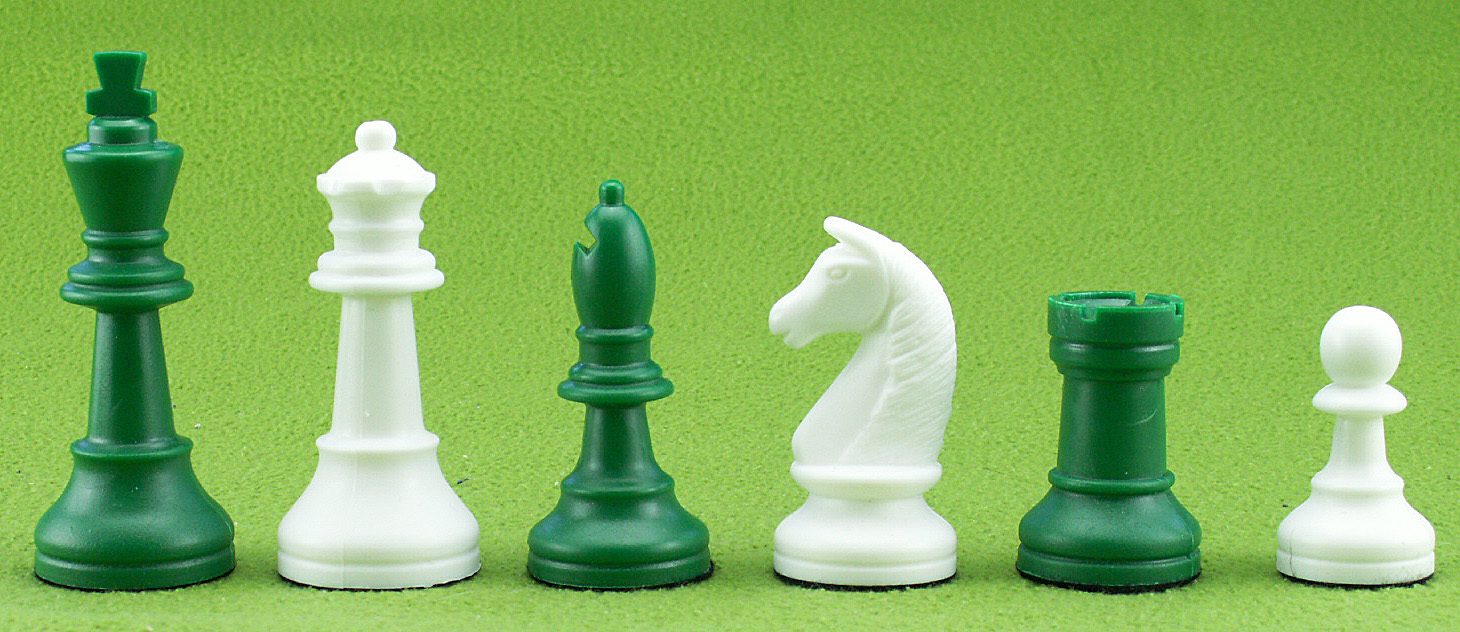 Schachfiguren grün / weiß – Holzkasten