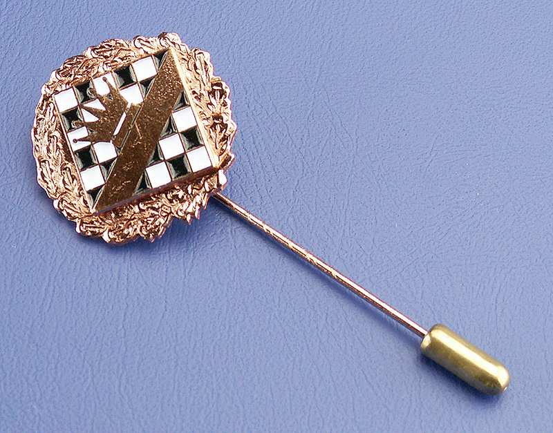 Anstecknadel-Dame-Bronze Goldene Stabnadel mit quadratischem Muster und Krone