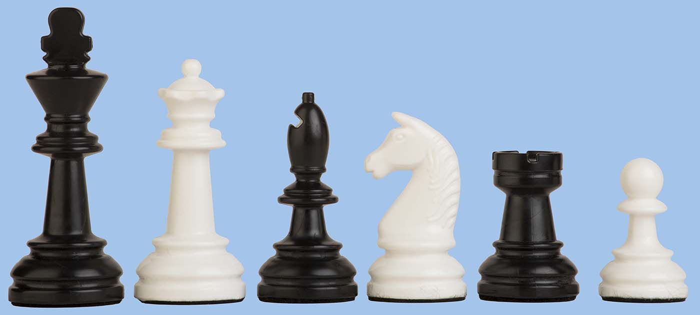 Produktfoto: sechs Schachfiguren in Schwarz und Weiß (König, Dame, Läufer, Springer, Turm, Bauer) auf hellem blauem Hintergrund