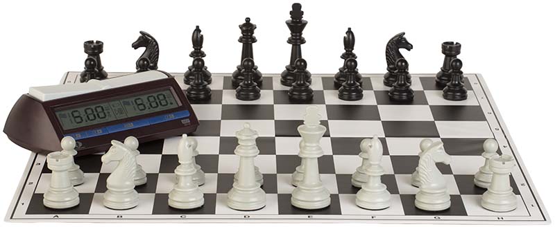 Schachspiel auf Turnierbrett mit Beschriftung, weiße und schwarze Figuren in Startaufstellung und digitale Schachuhr links