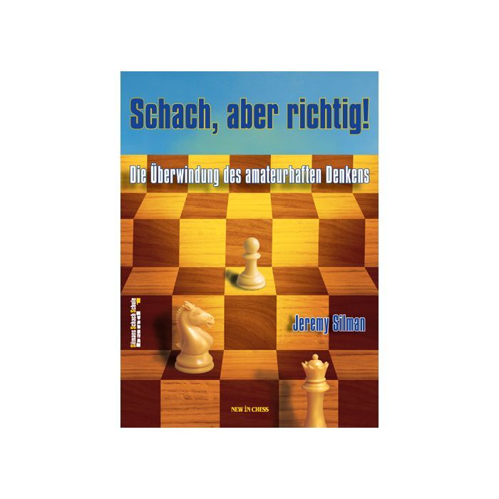 Buchcoverfoto des Schachlehrbuchs ‚Schach, aber richtig! – Die Überwindung des amateurhaften Denkens‘ von Jeremy Silman; Holz-Schachbrett mit Bauer, Springer und König, Verlag New In Chess