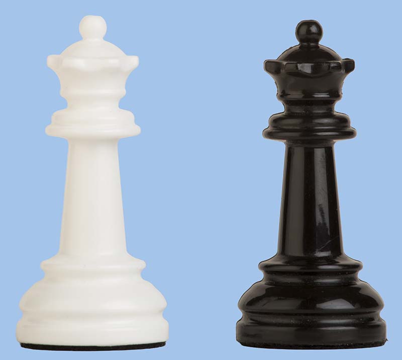 Plus je 1 Dame zu Schachfiguren 2030 weiß / schwarz Nahaufnahme von zwei Schachkönigen (weiß und schwarz) aus Kunststoff mit Filzsockel vor blauem Hintergrund