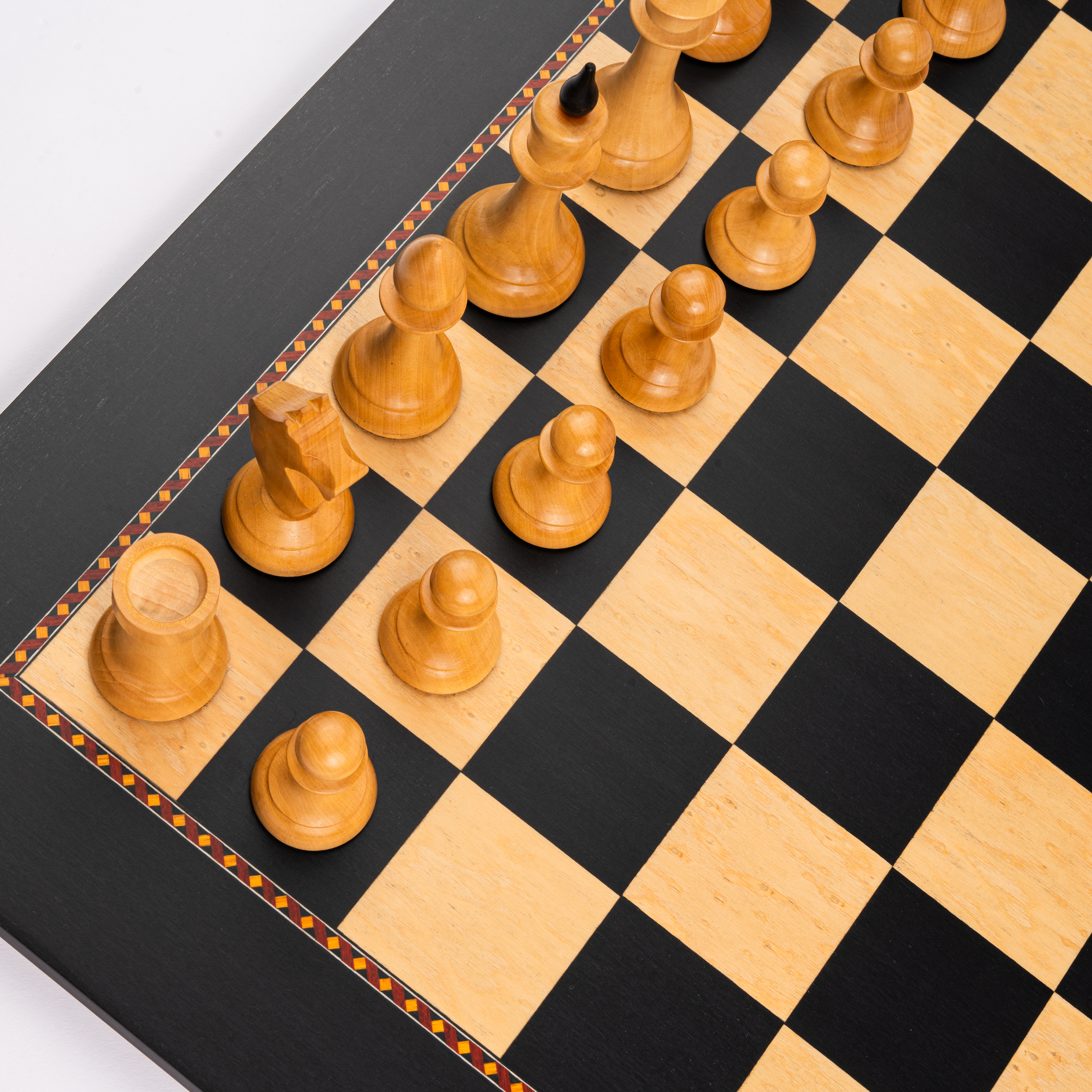 Schachset Queen´s Gambit de Luxe Nahaufnahme eines Schachbretts mit hellen Holzfiguren