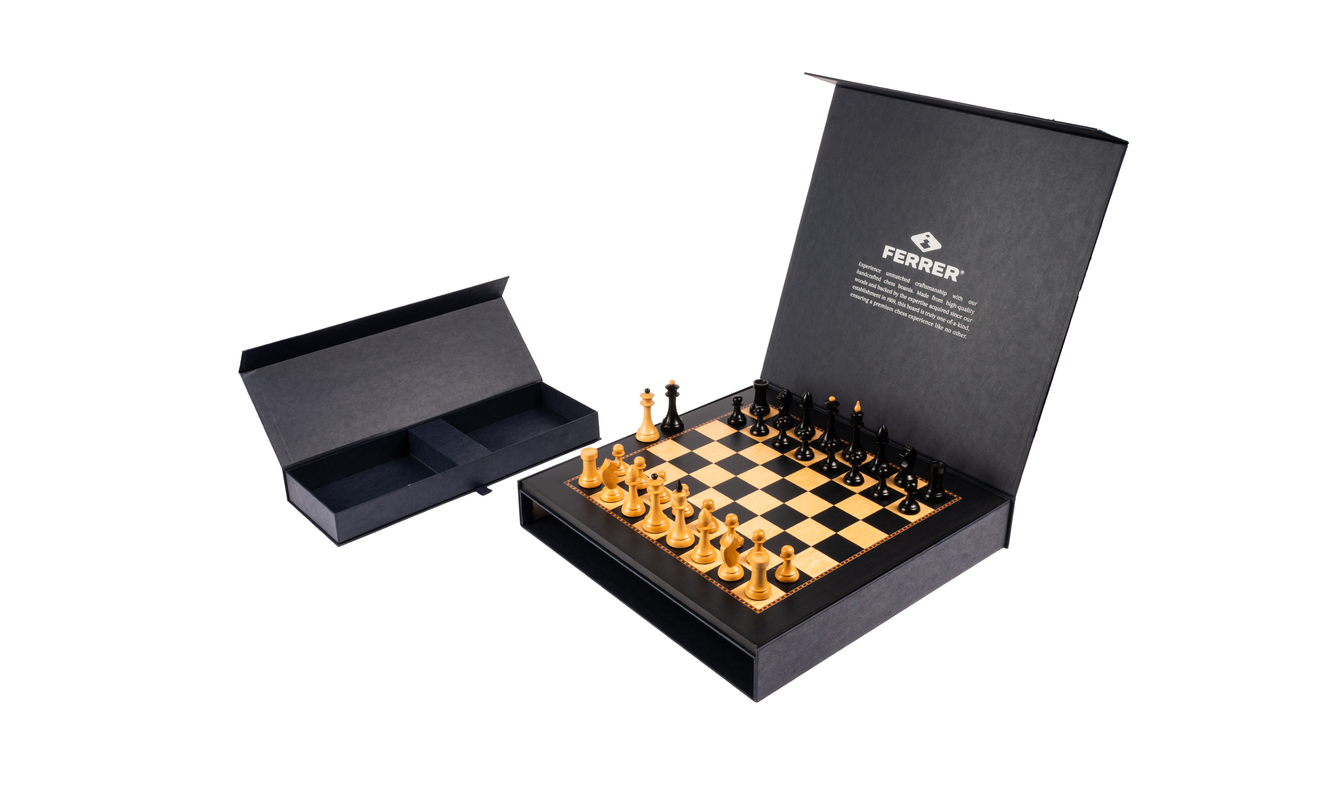 Schachbrett und Holzfiguren in schwarzer Klappbox