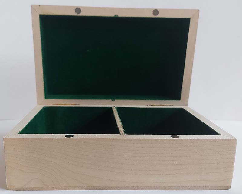 Holzkasten Bella klein Holzkasten Bella klein von Schachversand, offenes helles Holzkästchen mit grünem Samt innen, zweiteilige Inneneinteilung und komfortablem Magnetverschluss; Maße ca. 204×125×76 mm, für Figuren bis 85 mm