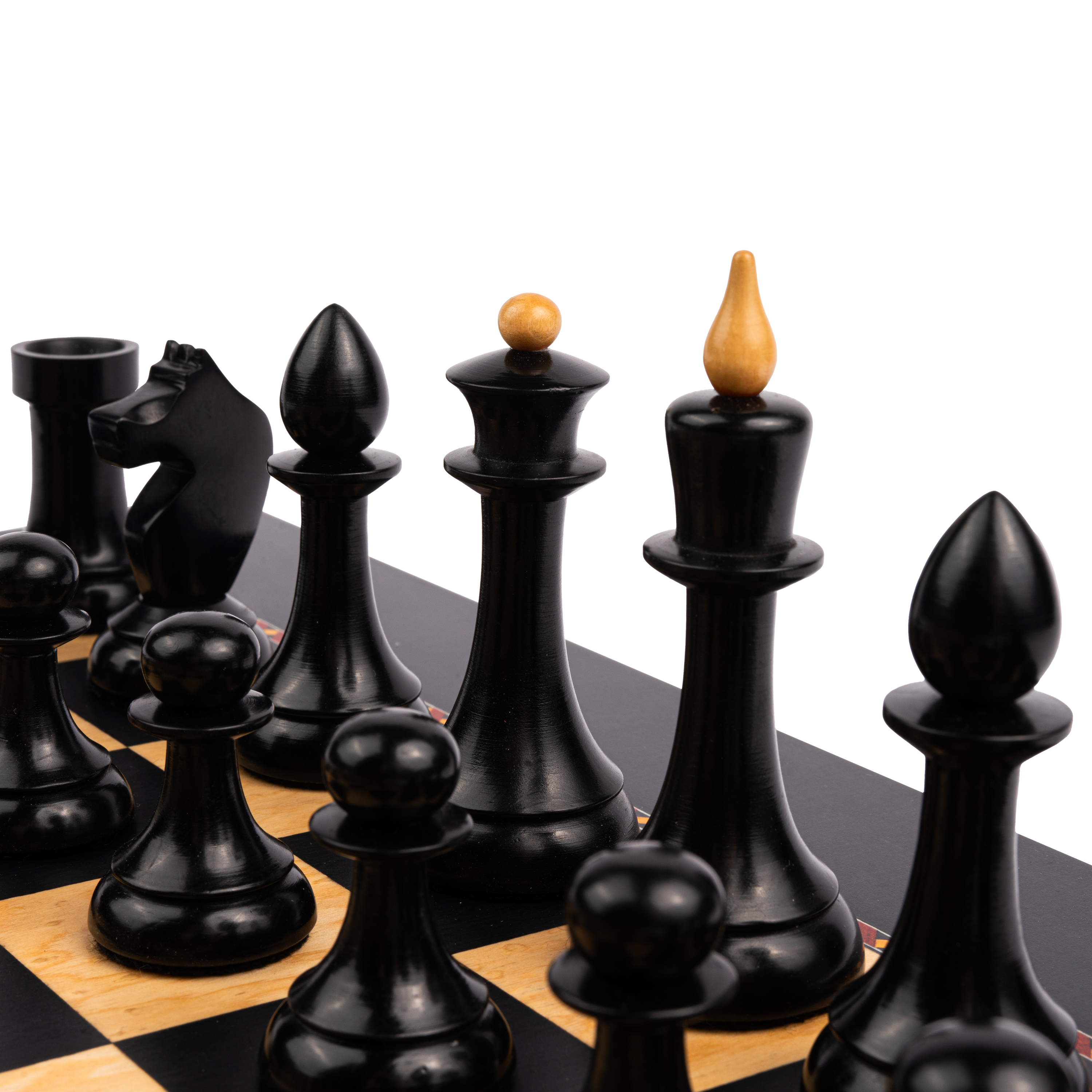 Schachset Queen´s Gambit de Luxe Nahaufnahme schwarzer Holz-Schachfiguren auf Schachbrett