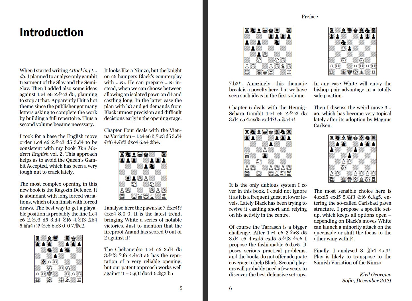 Aufgeschlagenes Schachbuch mit Text und Diagrammen