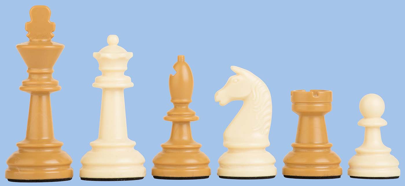 Schachfiguren 2030 elfenbein / hellbraun Polybeutel Nahaufnahme von sechs Kunststoff-Schachfiguren in Beige und Creme (König, Dame, Läufer, Springer, Turm, Bauer) vor blauem Hintergrund