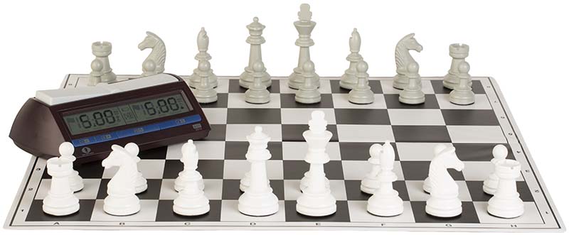 Schachset Fürth mit DGT2010 Nahaufnahme eines Schachsets: digitale Schachuhr links, weiße Staunton-Schachfiguren auf schwarz-weißem, nummeriertem Schachbrett