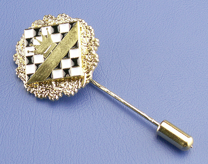 Goldene Anstecknadel mit Wappen auf blauem Hintergrund