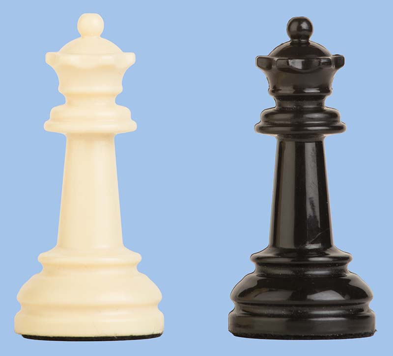 Plus je 1 Dame zu Schachfiguren 2030 elfenbein / schwarz Weißer und schwarzer Schachkönig aus Kunststoff im Staunton-Design, freigestellt vor hellblauem Hintergrund, Produktfoto