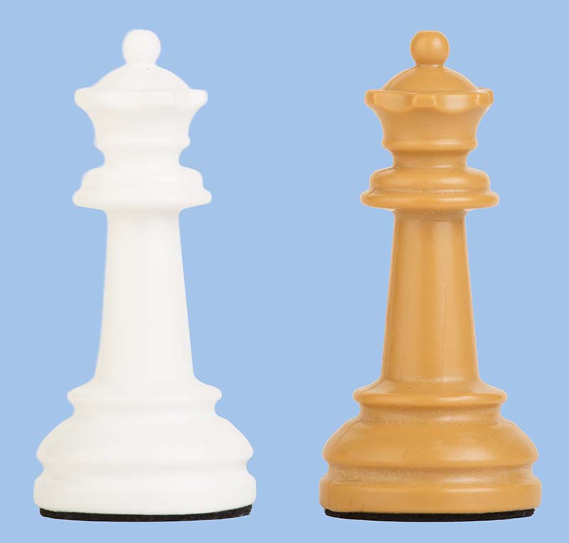 Nahaufnahme von zwei Schachkönigen aus Kunststoff (weiß und beige) mit schwarzem Filzfuß auf hellblauem Hintergrund, ideal als Ersatzfigur für Schachspiel