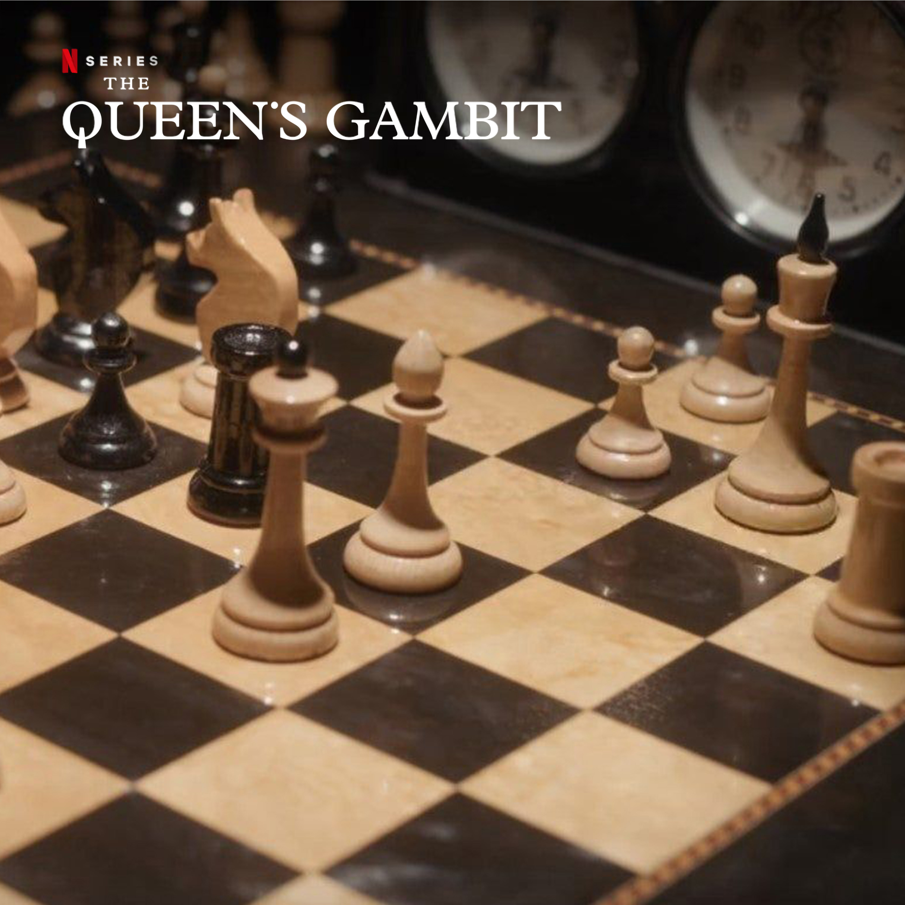 Schachset Queen´s Gambit de Luxe Nahaufnahme: Holz-Schachbrett mit Figuren und Schachuhr