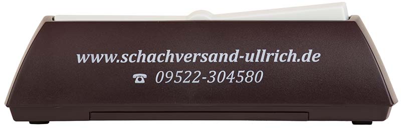 Braunes Gehäuse einer Schachuhr mit aufgedruckter Webadresse www.schachversand-ullrich.de und Telefonnummer 09522-304580