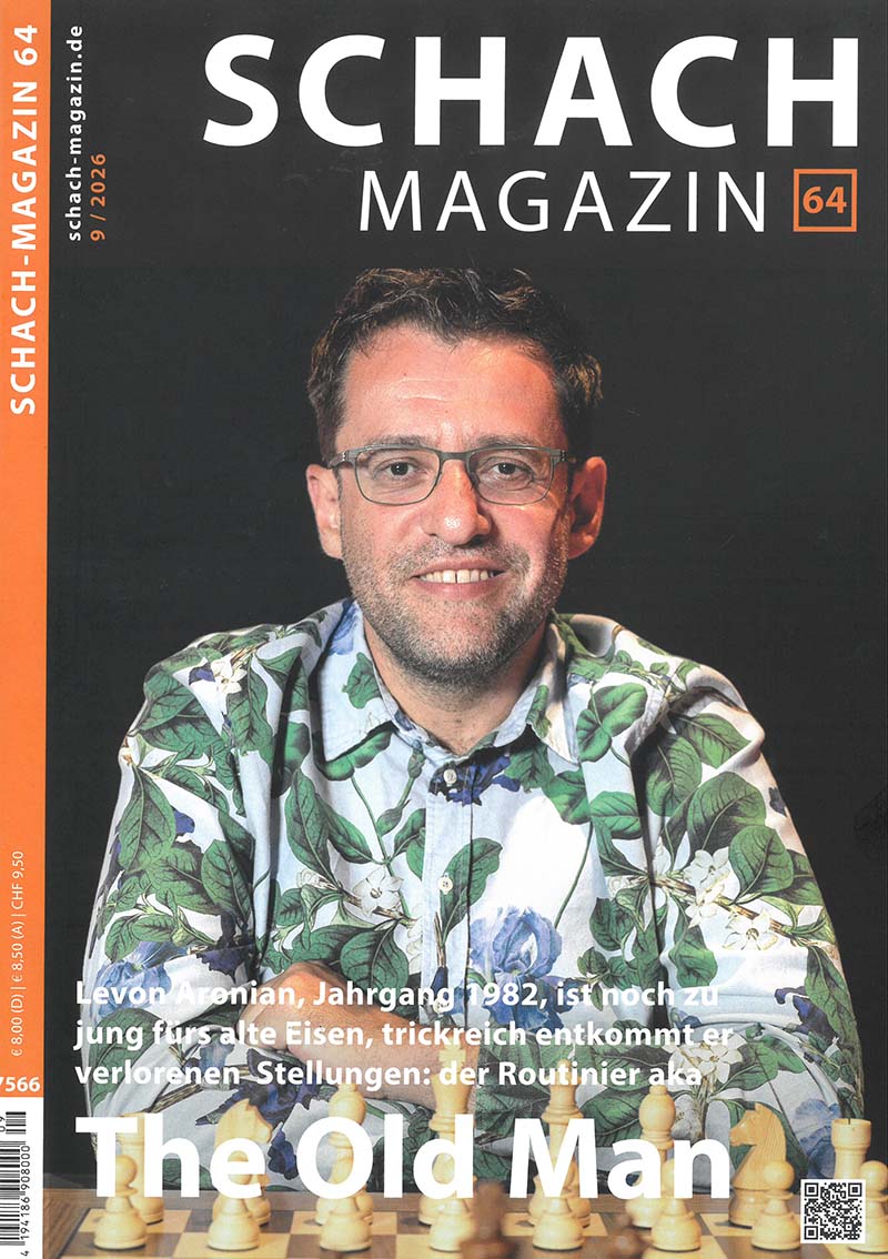 Coveransicht des Schach Magazins 64: Ein lächelnder Mann mit Brille und floralem Hemd sitzt vor einem Schachbrett mit Figuren, Magazinlogo oben auf schwarzem Hintergrund