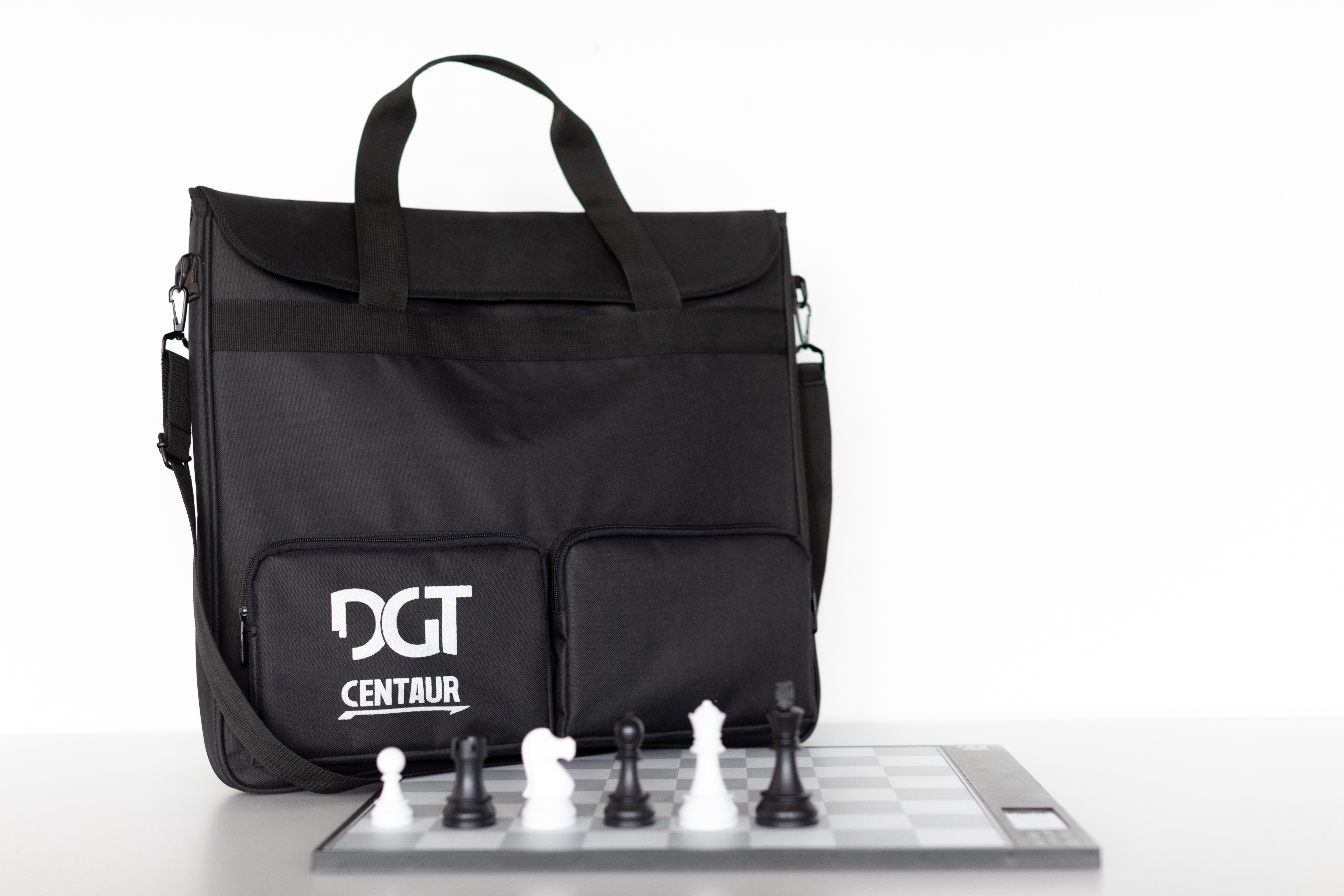 Schwarze DGT Centaur Schachtasche mit Schachbrett und Figure