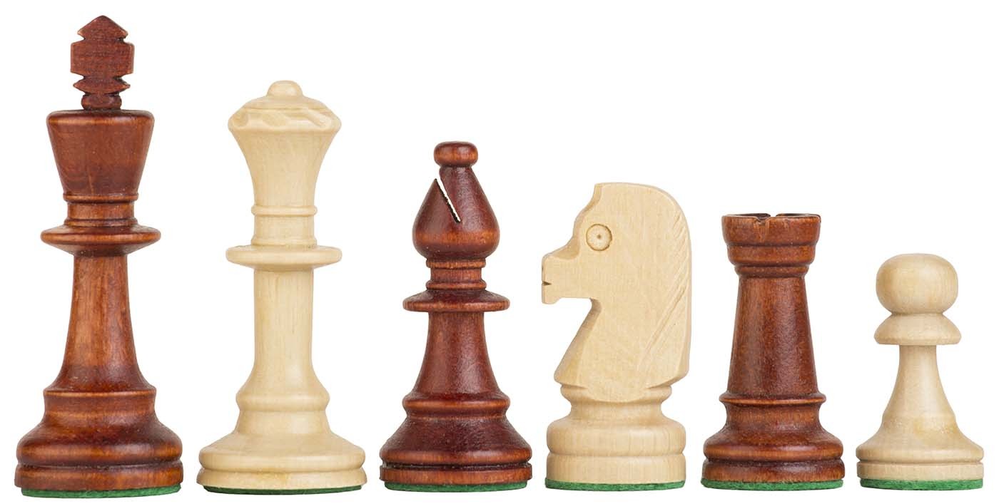 Schachset Duett 50 Nahaufnahme von sechs Holz-Schachfiguren (König, Dame, Läufer, Springer, Turm, Bauer) in heller und dunkler Ausführung, freigestellt vor weißem Hintergrund