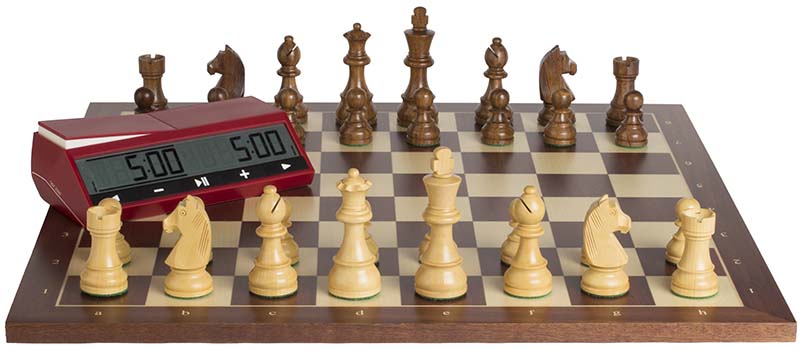 Schachset Champion mit DGT2500 Holz-Schachbrett mit vollständigen hellen und dunklen Staunton-Schachfiguren in Startaufstellung; rote digitale Schachuhr zeigt auf beiden Seiten 5:00, Nahaufnahme von vorn
